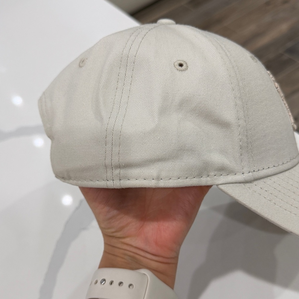 New Era Women Beige NY Yankees Cap with Metallic Embroidered Logo - Picture 4 of 7